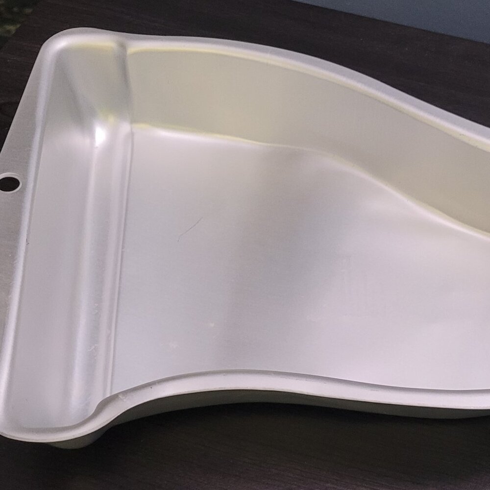 2007 Wilton Pennant Flag Aluminum Cake Pan #2105-1190 Size 14" x 9" x 2" GC